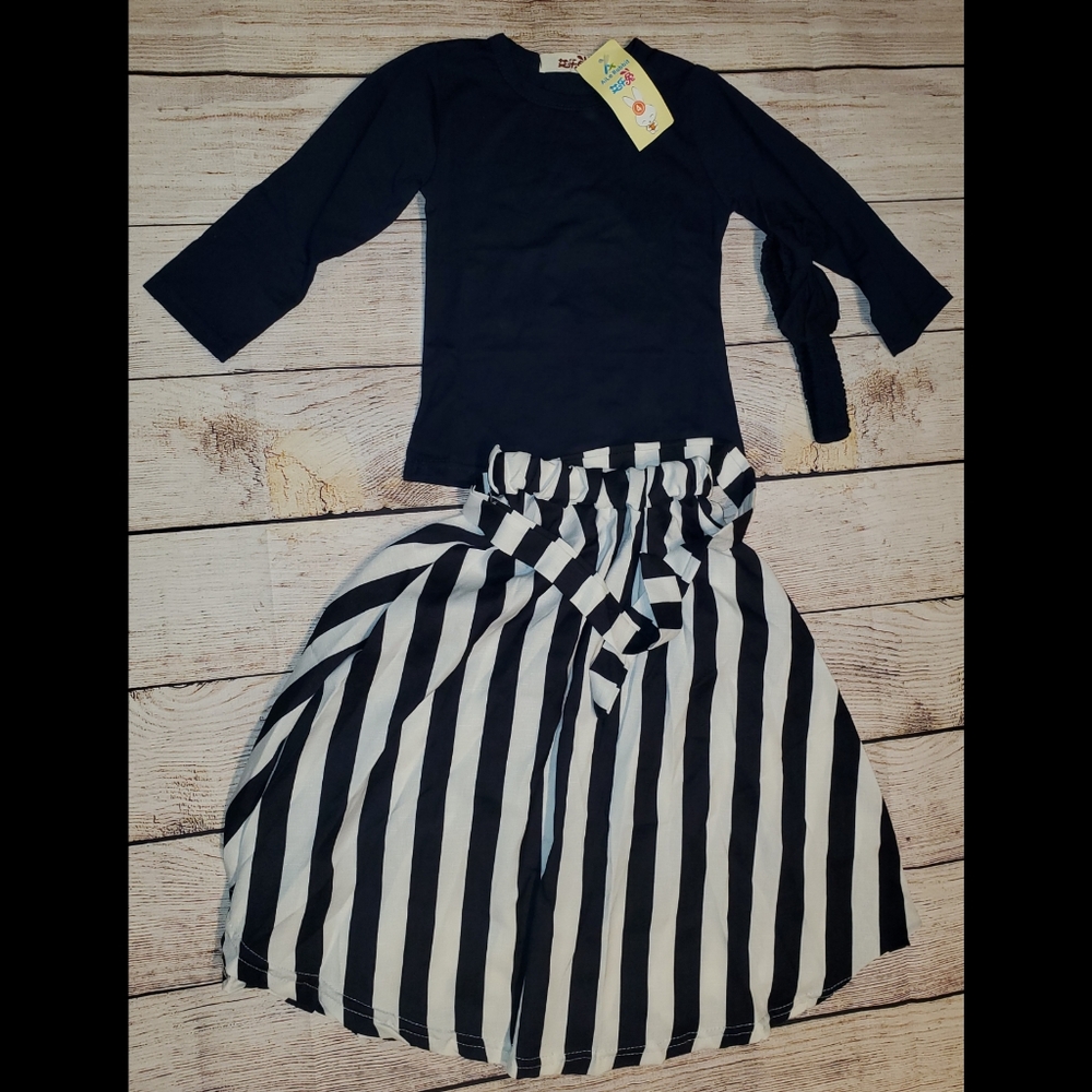 Top and skirt with a headband and a belt.